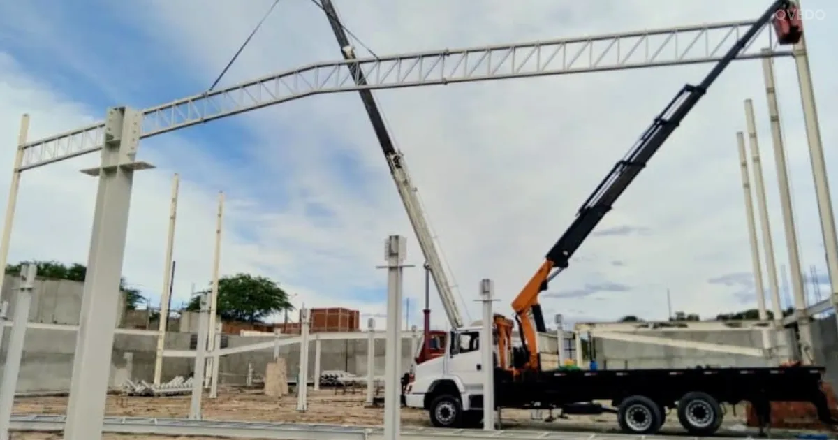 Construção Civil como o caminhão Munck agiliza obras e reduz custos