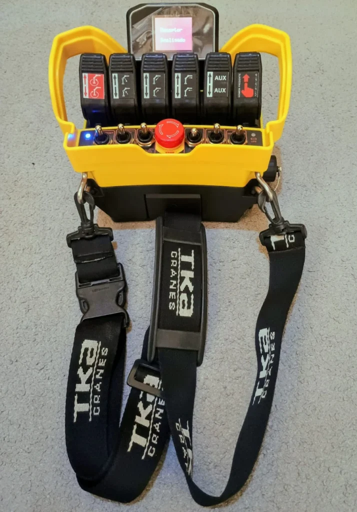 Foto do Kit NR12 com controle joystick fornecido pela Qvedo Locação de Munck